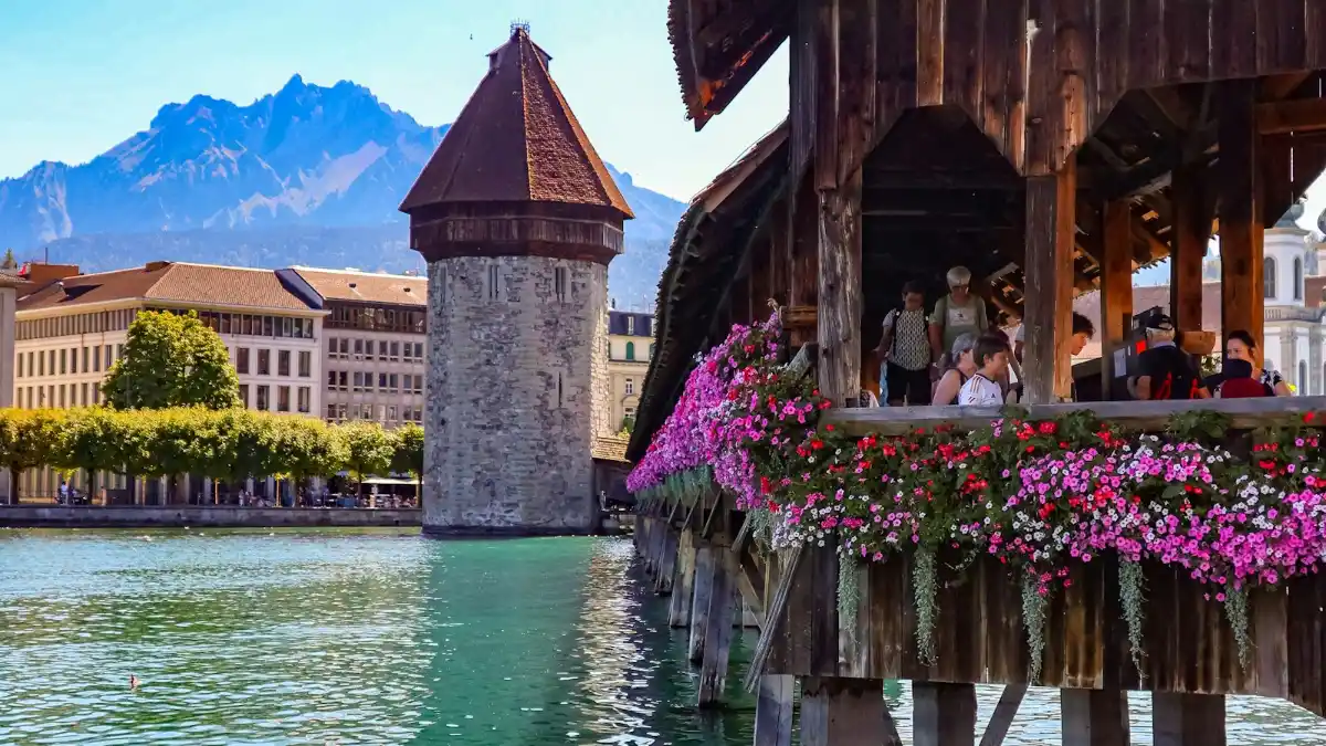 Feiertage 2027 in Luzern: Kapellbrücke in der Altstadt