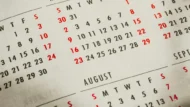 Feiertage 2027 in der Schweiz: Kalender auf dem Tisch