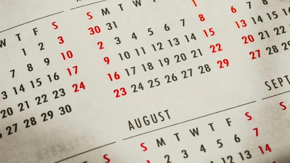Feiertage 2027 in der Schweiz: Kalender auf dem Tisch