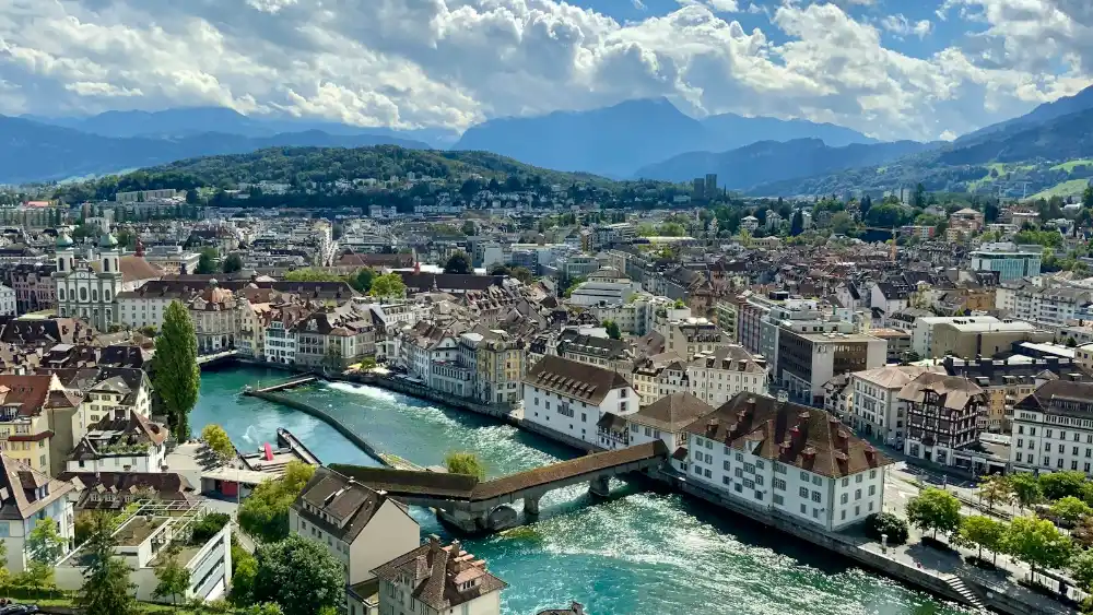 Feiertage Dezember 2026 in Luzern: Stadt am Fluss