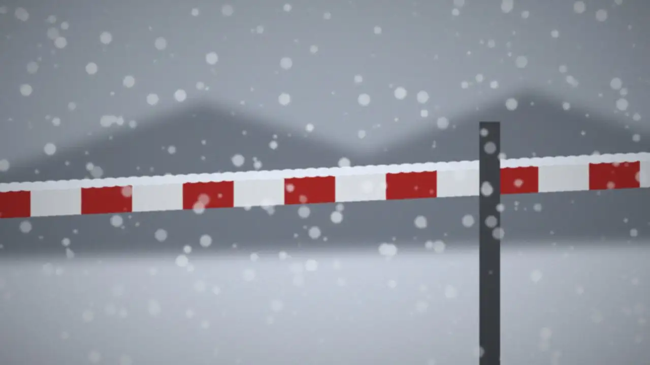 Gotthard Stau: verschneite rot-weisse Passbarriere bei Wintersperre der Alpenpässe