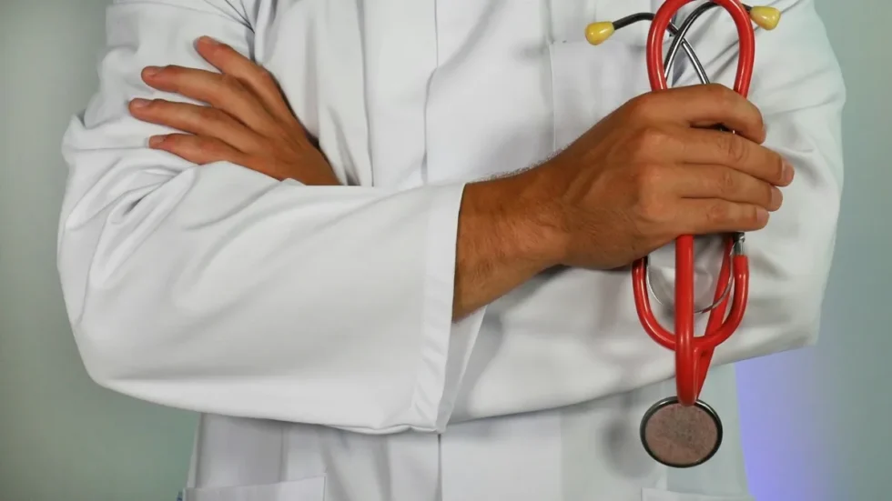 Krankenkasse 2027: Arzt mit Stethoskop, Prämien vergleichen und sparen