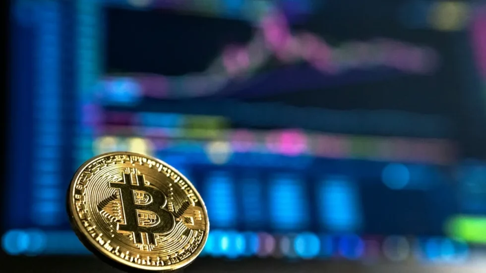 Kryptow&auml;hrungen versteuern: goldene Bitcoin-M&uuml;nze f&uuml;r die Steuererkl&auml;rung 2026