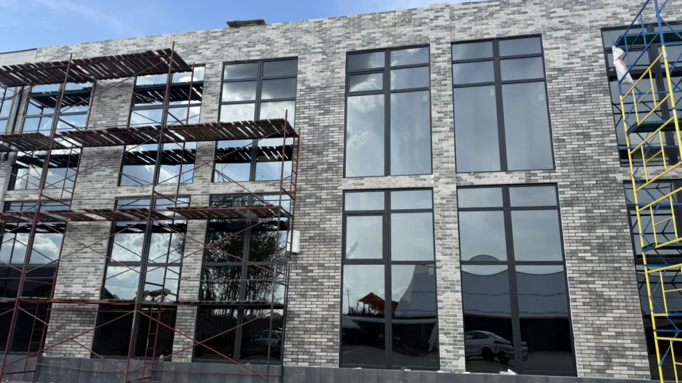Thermoplatten von Royal Facade verbinden hochwertige Wärmedämmung mit langlebiger Klinkeroptik. Entdecken Sie Vorteile, Technik und Fassadenlösungen für Neubau und Sanierung in der Schweiz.
