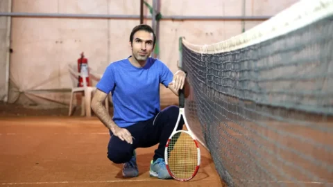 Stan Wawrinka Abschied: Tennisspieler mit Schl&auml;ger auf dem Platz
