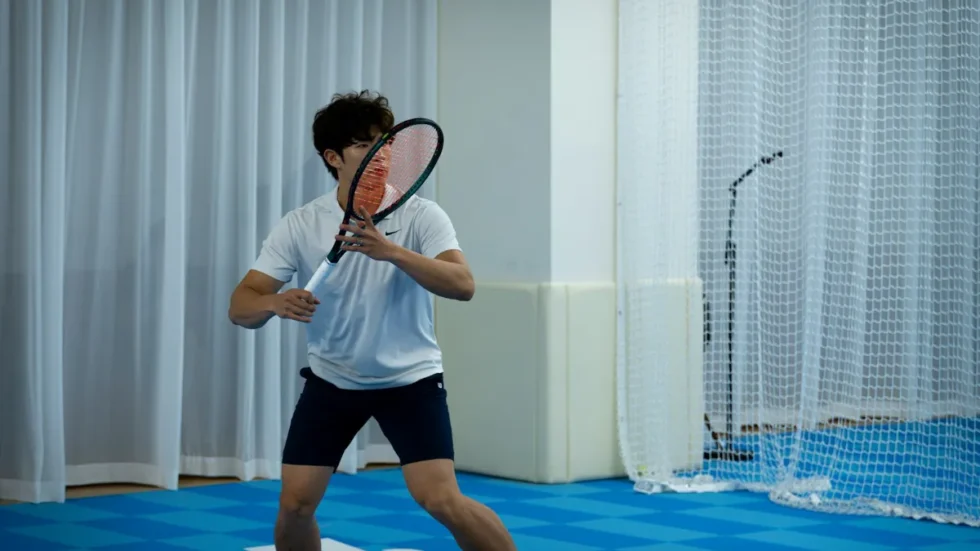 Swiss Indoors Basel 2026 live: Tennisspieler mit Schläger, Spielzeiten im Überblick