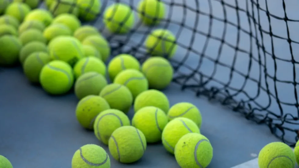 Swiss Indoors Basel 2026 live: Tennisbälle auf dem Platz vor der Übertragung