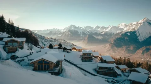 Weihnachten 2026 in der Schweiz: verschneite H&auml;user im Winter