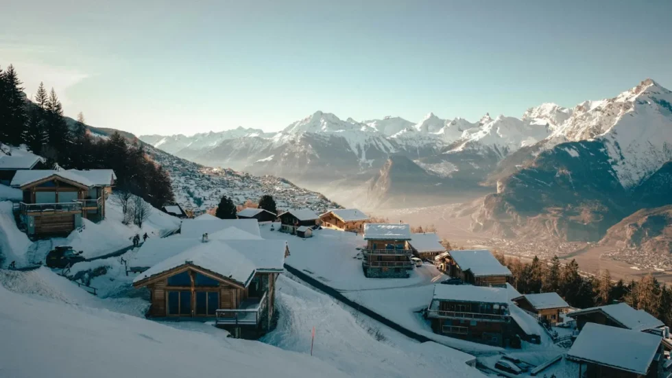 Weihnachten 2026 in der Schweiz: verschneite Häuser im Winter