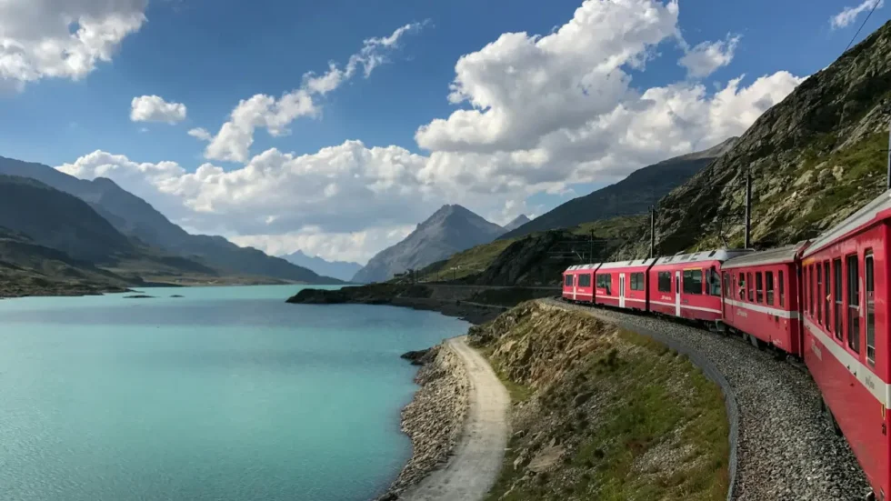 Winterzeit 2026: Roter Zug in der Schweiz am Morgen nach der Zeitumstellung