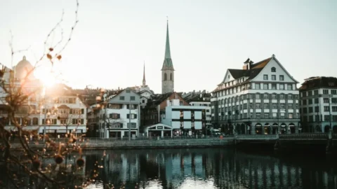 Z&uuml;rich News: Limmat mit Altstadt und Kirchturm im Herbst 2026